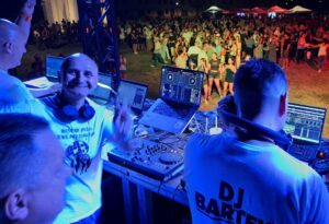 U jedinstvenom ambijentu Tvrđave Brod održano je 9. izdanje manifestacije „Disco pod zvijezdama“, koja je i ove godine okupila brojne građane svih generacija uz glazbu, ples i zajedničko druženje. Europski dom Slavonski Brod i EUROPE DIRECT Slavonski Brod sudjelovali su kao partneri događanja, podržavajući manifestaciju koja na pristupačan i neposredan način potiče zajedništvo, uključivost, solidarnost i međugeneracijsko povezivanje. EUROPE DIRECT Slavonski Brod pridonio je i vizualnom identitetu događanja osiguravanjem promotivnih majica i balona, koji su dodatno obogatili atmosferu i povećali vidljivost EUROPE DIRECT-a među posjetiteljima. „Disco pod zvijezdama“ pokazao je kako glazba i druženje mogu povezati ljude različitih generacija i stvoriti prostor u kojem se na jednostavan način promiču vrijednosti važne za našu zajednicu i Europsku uniju – zajedništvo, solidarnost, uključivost, jednake mogućnosti i aktivno sudjelovanje građana. Posebnu vrijednost događanju dala je i njegova humanitarna dimenzija. Tijekom večeri prikupljani su dobrovoljni prilozi za Društvo multiple skleroze Brodsko-posavske županije, čime su posjetitelji imali priliku podržati njihov rad i pokazati solidarnost s članovima lokalne zajednice. Čestitamo SB Eventu na još jednom uspješno organiziranom izdanju manifestacije te zahvaljujemo svim suorganizatorima i partnerima na suradnji: Udruzi „Možemo bolje“, Turističkoj zajednici Grada Slavonskog Broda i Predstavništvu Europske komisije u Hrvatskoj. Hvala svima koji su nam se pridružili i još jednom pokazali da dobra glazba, druženje i zajedništvo povezuju generacije.